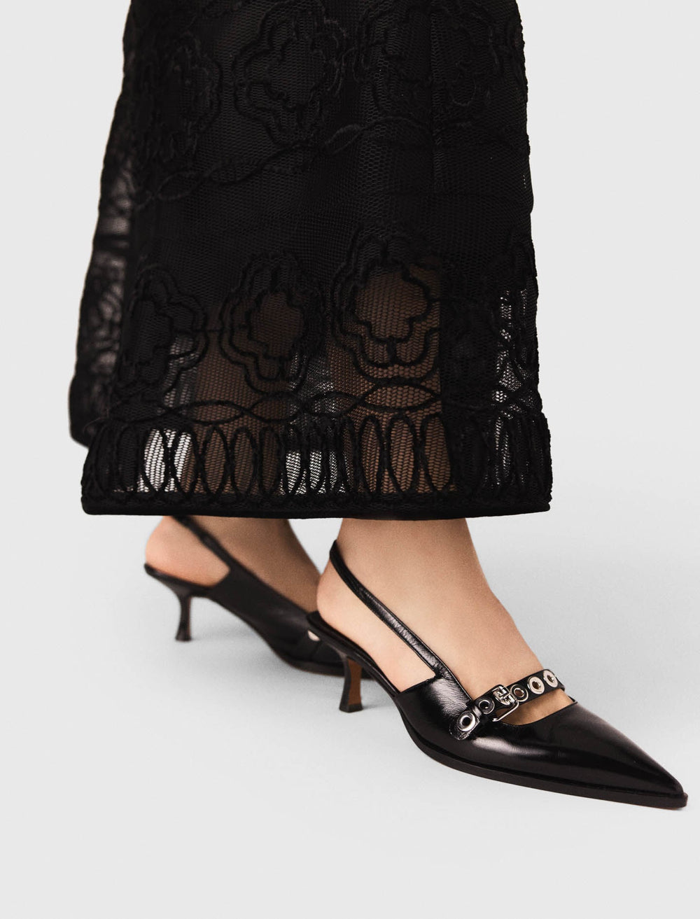 Maje Outlet / Leather pumps with eyelet strap